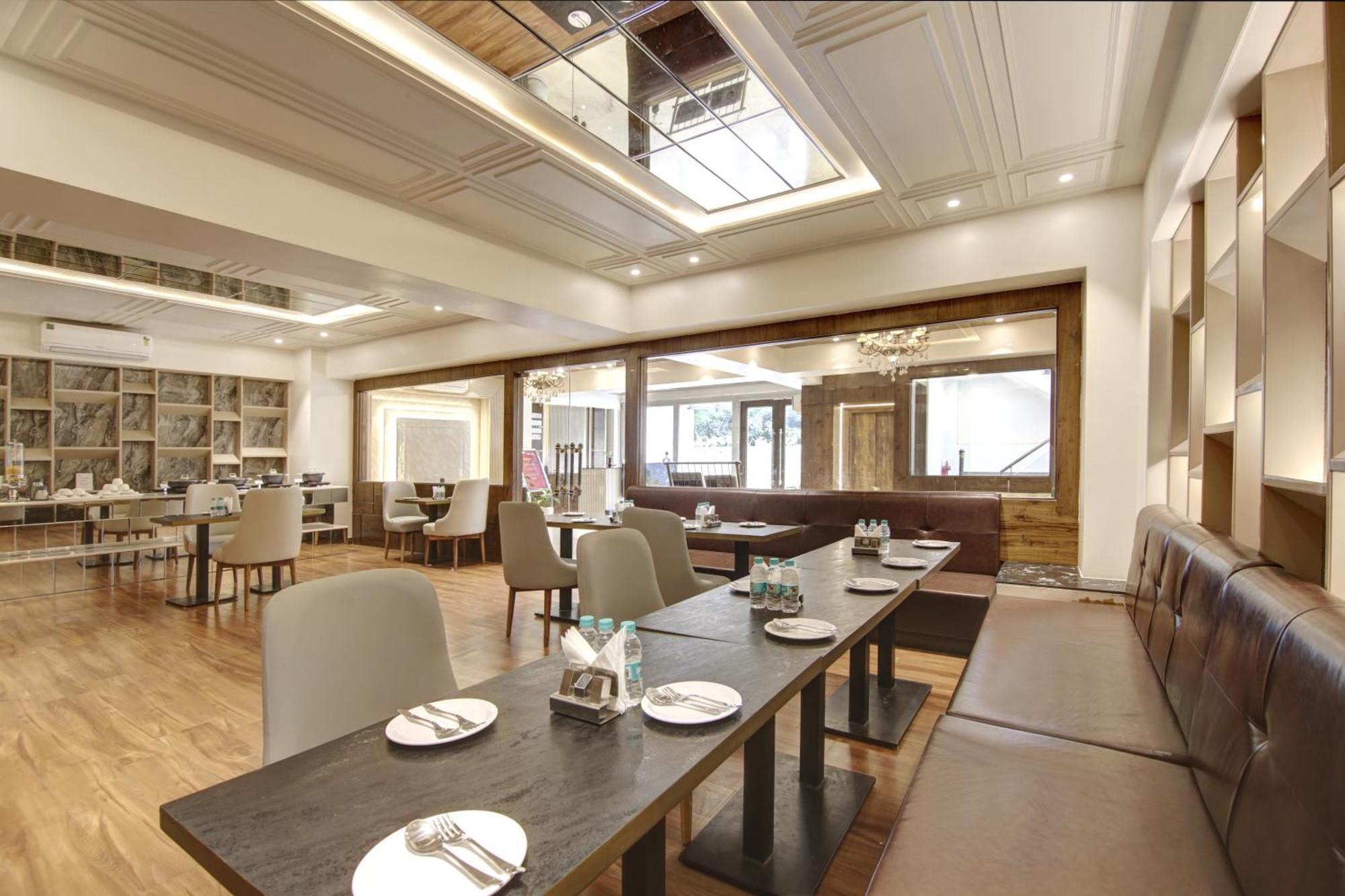 Marks Hotel & Banquet Noida Exterior foto