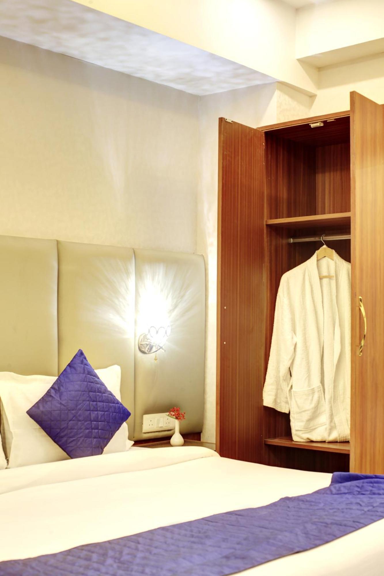 Marks Hotel & Banquet Noida Exterior foto